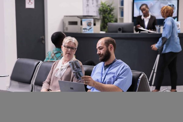 Comment les peintures de l'ère victorienne peuvent-elles être interprétées pour refléter les normes sociales de l'époque ?